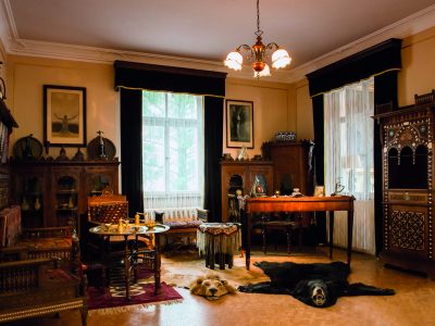 Blick in Karl Mays Arbeitszimmer mit orientalischen Möbeln