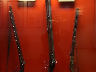 Karl Mays berühmte Gewehre in der Ausstellung: Silberbüchse, Bärentöter und Henrystutzen