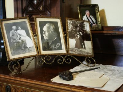Pictures of Karl and Klara May on a desk