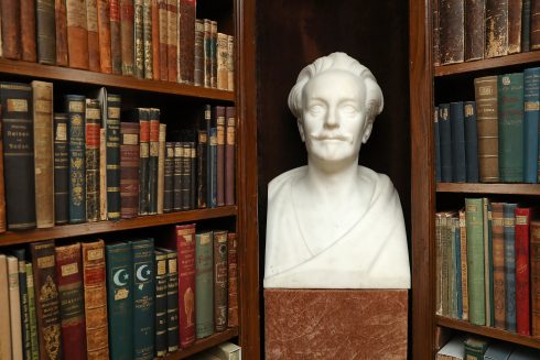 Karl-May-Büste in der Bibliothek