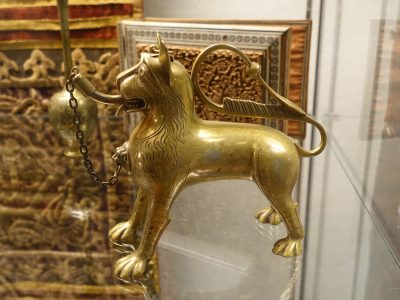 goldene Ölleuchte in Form eines Löwen