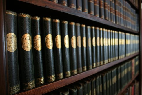 grün-goldene Karl-May-Bände in der Bibliothek