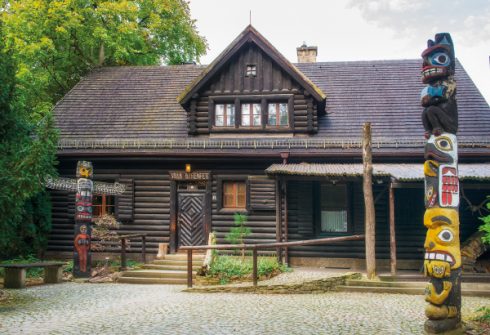 Blockhaus Villa Bärenfett im Sommer mit der Ausstellung "Indianer Nordamerikas"