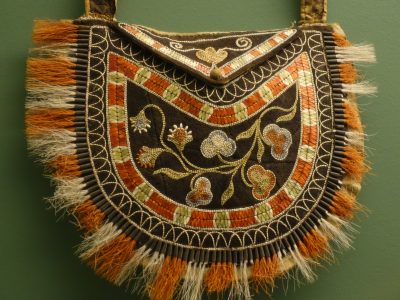 Schultertragetasche mit Quillarbeiten und floralem Muster
